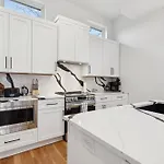 New Modern Multi-level Pooltable & Rooftop Holiday home Nashville