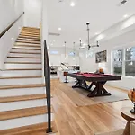 New Modern Multi-level Pooltable & Rooftop Holiday home Nashville