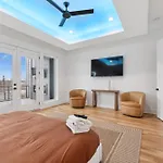 Holiday home New Modern Multi-level Pooltable & Rooftop *