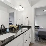 New Modern Multi-level Pooltable & Rooftop * Nashville