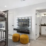 New Modern Multi-level Pooltable & Rooftop Holiday home *