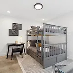 Holiday home New Modern Multi-level Pooltable & Rooftop *