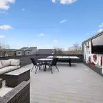 New Modern Multi-level Pooltable & Rooftop Holiday home *