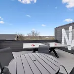 Holiday home New Modern Multi-level Pooltable & Rooftop Nashville