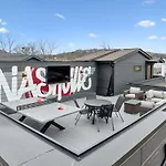 Holiday home New Modern Multi-level Pooltable & Rooftop *