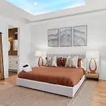 Holiday home New Modern Multi-level Pooltable & Rooftop *