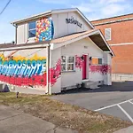 Barbie Dream Condo - Near Restaurants, Coffee And Bar