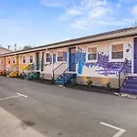 Barbie Dream Condo - Near Restaurants, Coffee And Bar