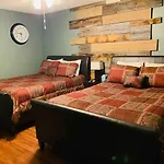 8 Beds! Spacious Abode Ideal For Larger Groups!