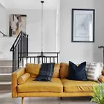 The Camellia & The Bluestem - Two Four Bedroom Homes Holiday home *