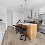 The Camellia & The Bluestem - Two Four Bedroom Homes Holiday home