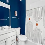 Chic Oasis 2 Miles From Dt - Pool Table - B-dashy Holiday home *