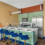 Chic Oasis 2 Miles From Dt - Pool Table - B-dashy Holiday home
