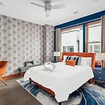 Chic Oasis 2 Miles From Dt - Pool Table - B-dashy Holiday home