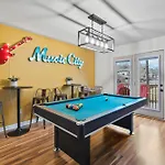 Pool Table Walk To Downtown Bars And Farmers Market Holiday home *