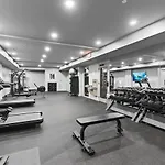 Penthouse Luxury With Pool Patio And View Walk To Broadway