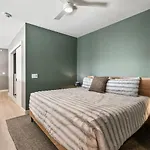 Penthouse Luxury With Pool Patio And View Walk To Broadway *
