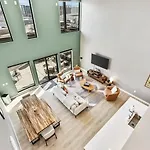 Penthouse Luxury With Pool Patio And View Walk To Broadway Holiday home