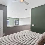 Penthouse Luxury With Pool Patio And View Walk To Broadway *