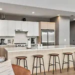 Holiday home Penthouse Luxury With Pool Patio And View Walk To Broadway *