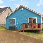 Pool Table Walk To Downtown Bars And Farmers Market