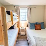 Holiday home 7 Min Drive To Broadway- Walkable Neighborhood *