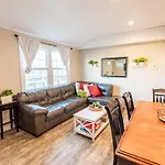 7 Min Drive To Broadway- Walkable Neighborhood Holiday home