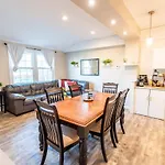 Holiday home 7 Min Drive To Broadway- Walkable Neighborhood Nashville