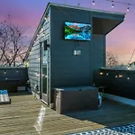 Huge Roof Deck With Games 10 Mins To Broadway