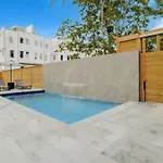 Holiday home New Modern Multi-level Pooltable & Rooftop *