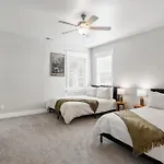 Lucky Bachelor 5 Min To Broadway With Hot Tub
