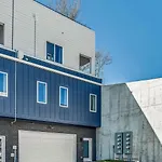 Side-By-Side Homes With Hot Tubs - Sleeps Over 20 Guests