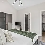 Luxe With Gated Parking Private Balcony And 4 Miles To Downtown