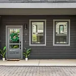 Luxe Home With Gated Parking Private Balcony And 4 Miles To Downtown