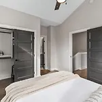 Holiday home Luxe With Gated Parking Private Balcony And 4 Miles To Downtown