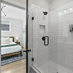 Luxe With Gated Parking Private Balcony And 4 Miles To Downtown