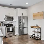 Luxe With Gated Parking Private Balcony And 4 Miles To Downtown Holiday home