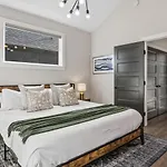 Holiday home Luxe With Gated Parking Private Balcony And 4 Miles To Downtown Nashville