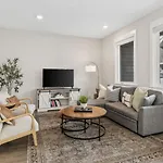Holiday home Luxe With Gated Parking Private Balcony And 4 Miles To Downtown