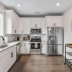 Luxe With Gated Parking Private Balcony And 4 Miles To Downtown Holiday home Nashville