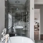 Stylish Renovated Craftsman With Pool And Garden Escape