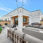 New Ph Stay With Rooftop Lounge And Close To Broadway