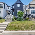 The Ashland House - Stylish Design, Backyard Oasis