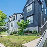 The Ashland House - Stylish Design, Backyard Oasis