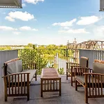 Stylish Riverfront Eve 305 - Free Parking *