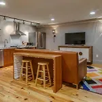 Comfy Family Retreat For 4 In Dt Walk To Broadway Holiday home *