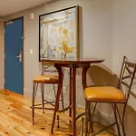 Comfy Family Retreat For 4 In Dt Walk To Broadway