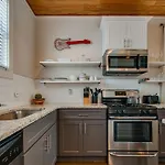 Charming - Near Dt Pet Friendly Holiday home