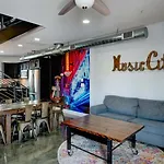 Modern 2 Bdr Townhome Minutes From Downtown *