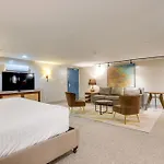 Apartment Retreat For 4 Near Dt Walk To Broadway *